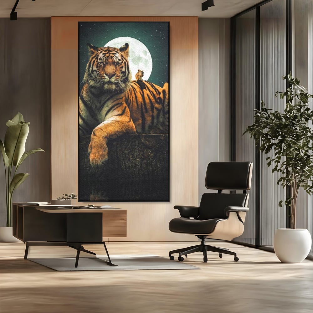 Tablou canvas cu tablou canvas cu tigru si veverita, in rama de aluminiu negru, pe perete intr-un birou